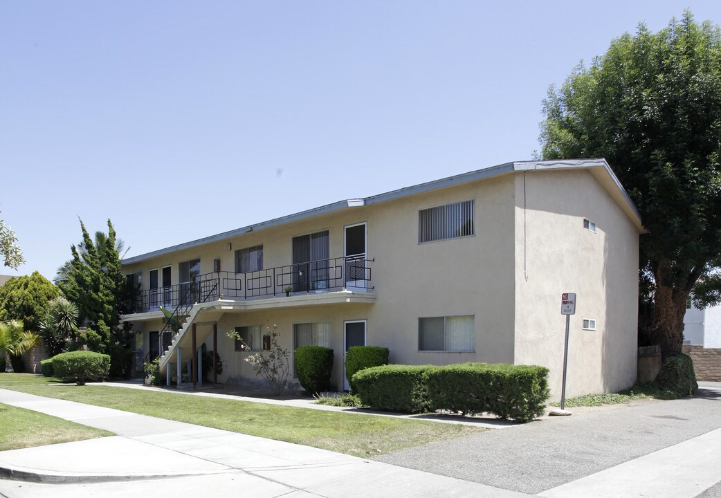 2012 E Whiting Ave in Fullerton, CA - Foto de edificio