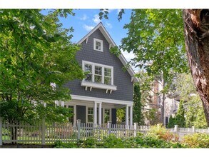 2820 W Lake of the Isles Pkwy in Minneapolis, MN - Building Photo - Building Photo