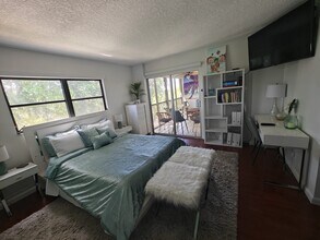 2208 S Cypress Bend Dr, Unit Penthouse 503 in Pompano Beach, FL - Foto de edificio - Building Photo