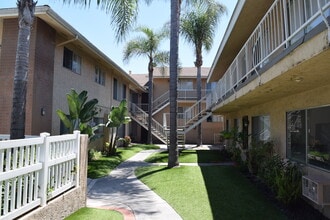 Atrium Gardens in Anaheim, CA - Foto de edificio - Building Photo