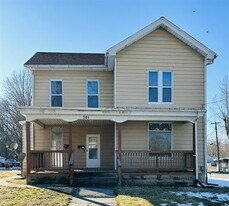 701 S West St in Jacksonville, IL - Building Photo