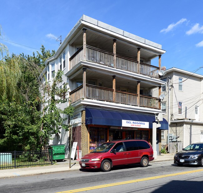 697 Chalkston Ave in Providence, RI - Foto de edificio - Building Photo