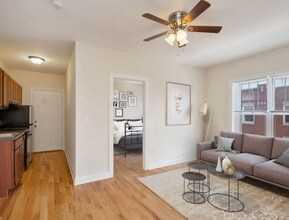 951 W Cornelia Ave in Chicago, IL - Foto de edificio - Building Photo