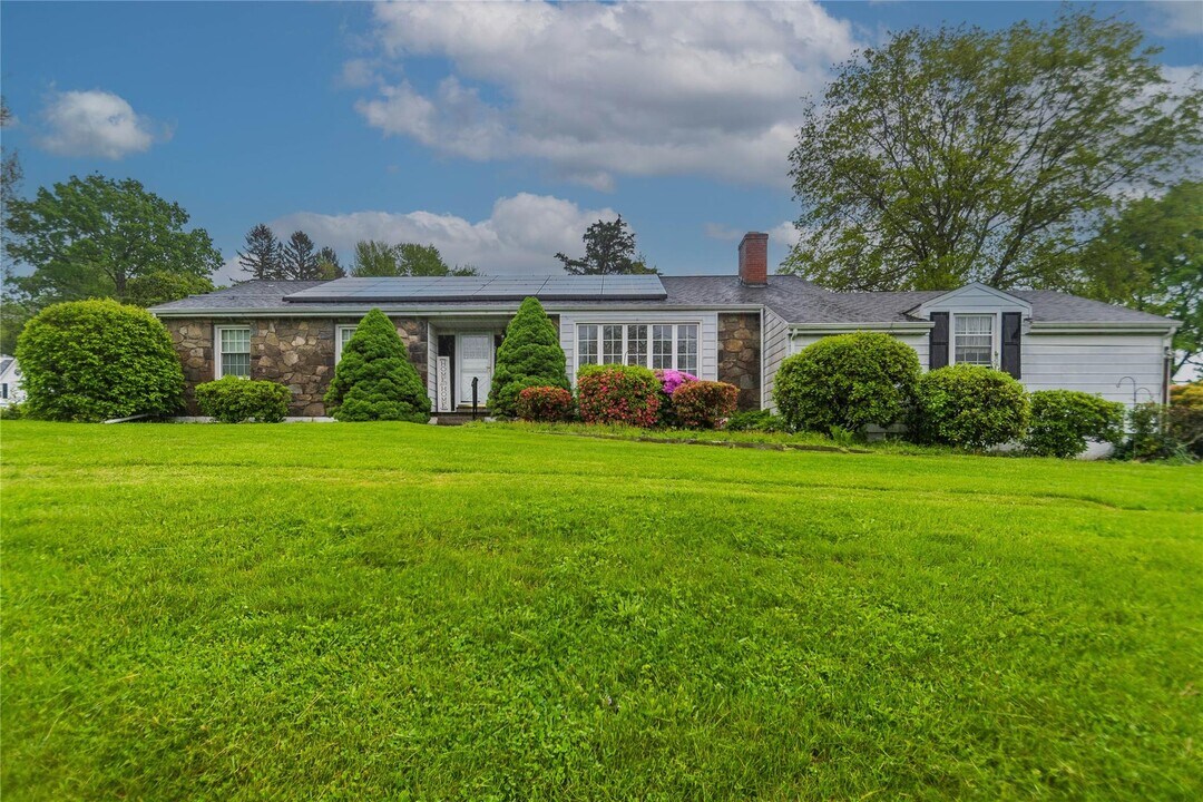 37 Clover Hill Dr in Poughkeepsie, NY - Building Photo
