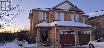 3475 Angel Pass Dr in Mississauga, ON - Building Photo