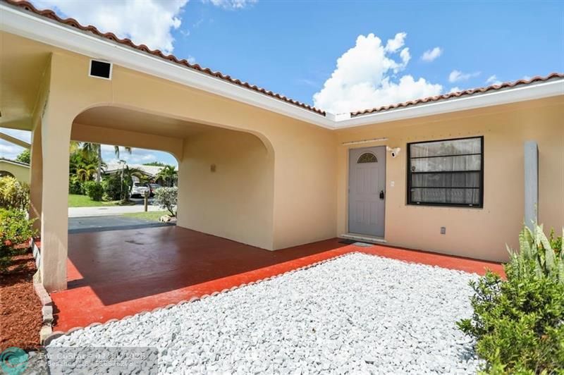 8291 NW 39th St in Coral Springs, FL - Foto de edificio