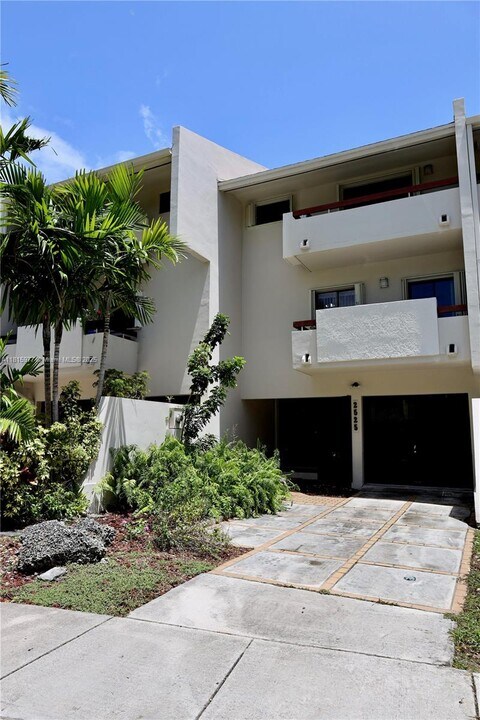 2525 NE 135th St in North Miami, FL - Building Photo