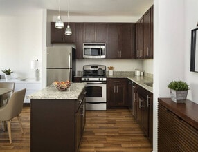 121 Towne Apartments in Stamford, CT - Foto de edificio - Building Photo