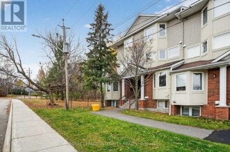 1400 Wildberry Ct in Ottawa, ON - Building Photo - Building Photo