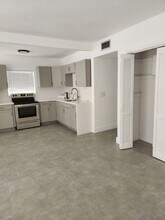 467 Golden Isles Dr in Hallandale Beach, FL - Building Photo - Building Photo