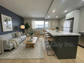 45 Paisley Blvd W in Mississauga, ON - Building Photo