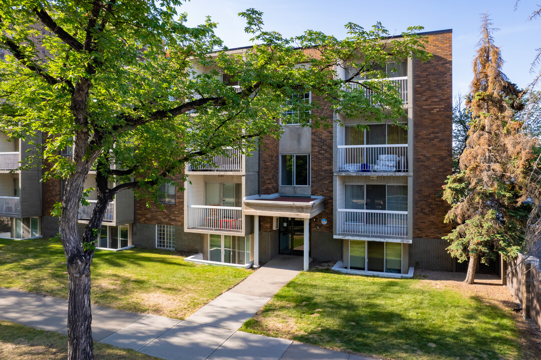 Thirteenth Avenue Manor in Calgary, AB - Building Photo