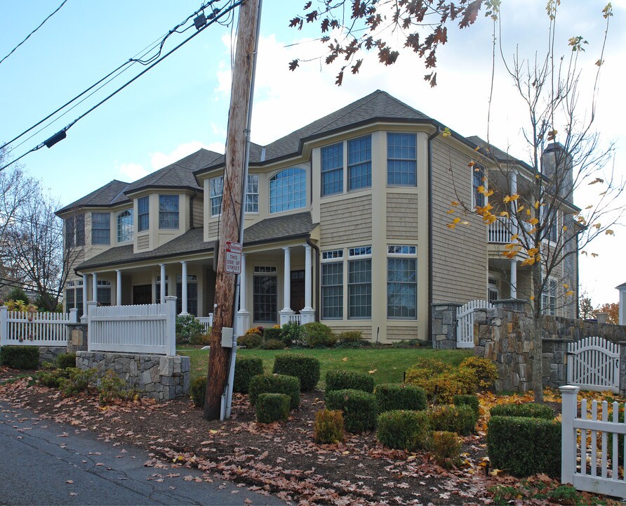 2 Idar Ct in Greenwich, CT - Building Photo