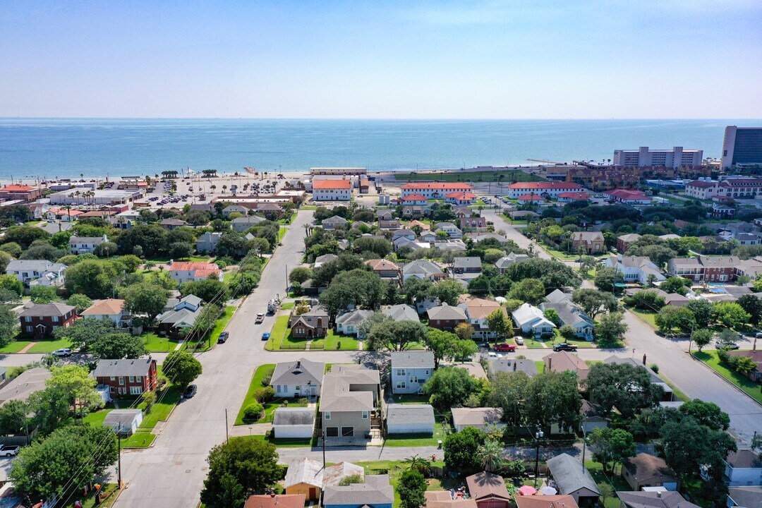 4708 Woodrow Ave in Galveston, TX - Foto de edificio