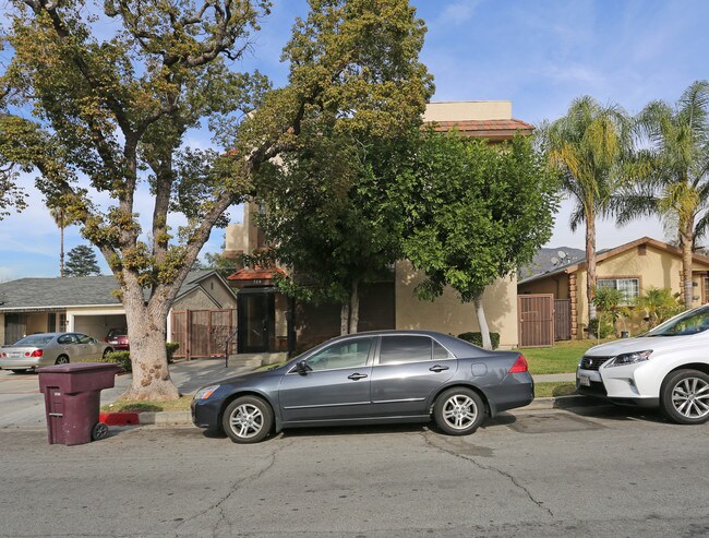 729 W Dryden St in Glendale, CA - Foto de edificio - Building Photo