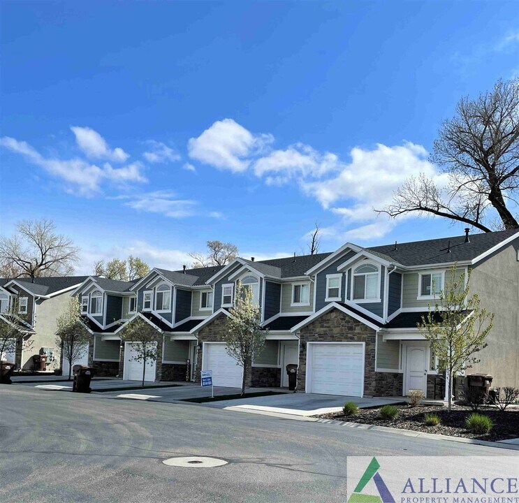 2381 S Knights Way in West Haven, UT - Building Photo