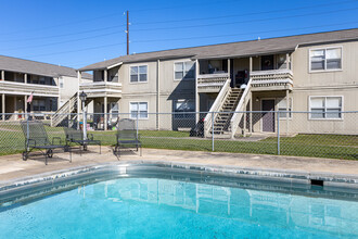 Rhodes Ferry in Decatur, AL - Foto de edificio - Building Photo