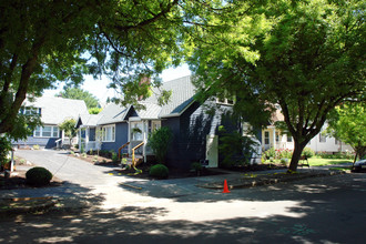 2305-2315 SE Ash St in Portland, OR - Building Photo - Building Photo