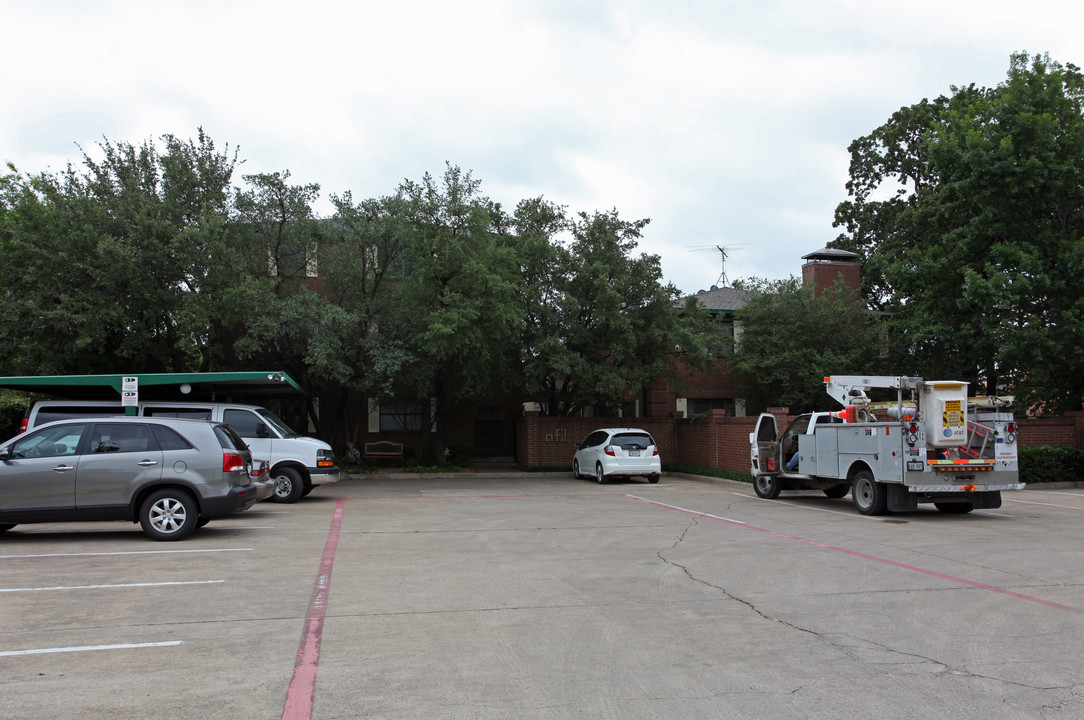 2826 Storey Ln in Dallas, TX - Foto de edificio