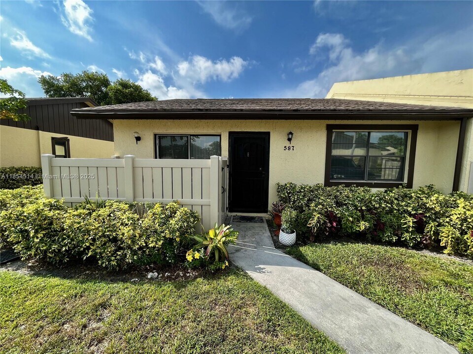 587 Banks Rd in Margate, FL - Building Photo