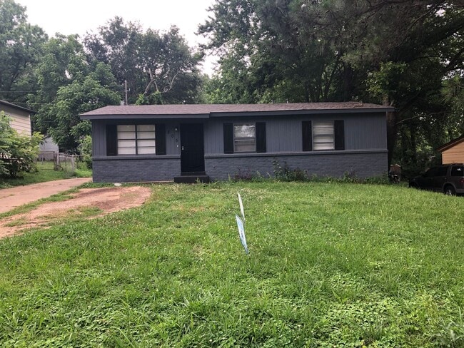 property at 805 Leacrest Ave