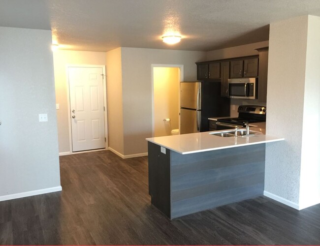 110 W Hills Ln in Waterloo, IA - Building Photo - Building Photo