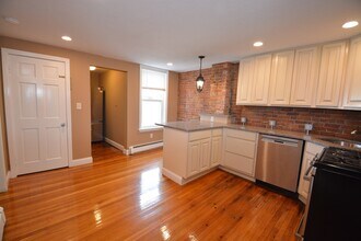 98 Emerson St, Unit 2 in Boston, MA - Foto de edificio - Building Photo