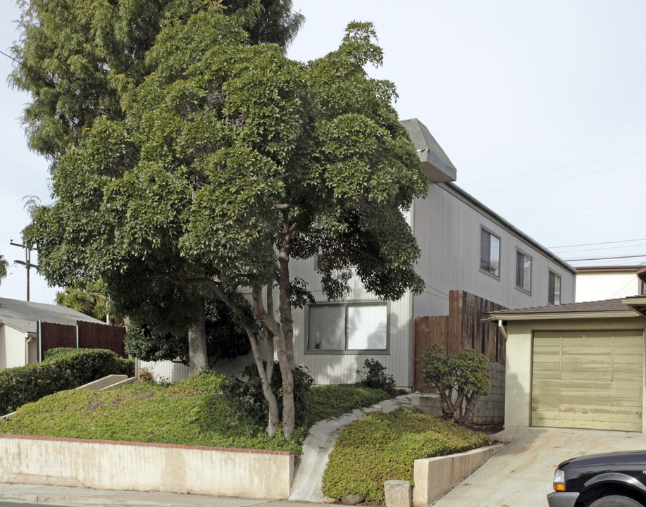 5660 Lauretta St in San Diego, CA - Building Photo