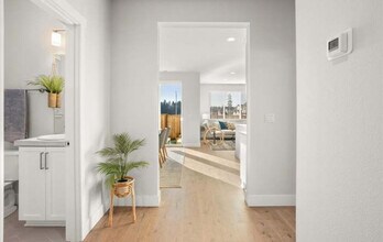 13911 SW 172nd Ave in Sherwood, OR - Foto de edificio - Building Photo