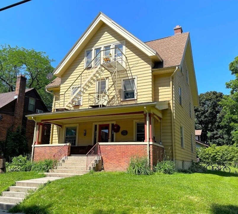 30 Lathrop St in Madison, WI - Building Photo