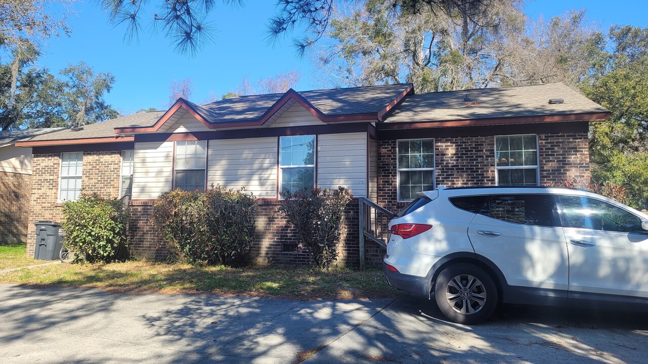 27 Harding St in Beaufort, SC - Building Photo