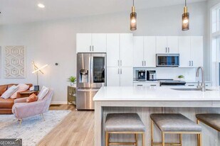 912 Brees Ct in Atlanta, GA - Building Photo