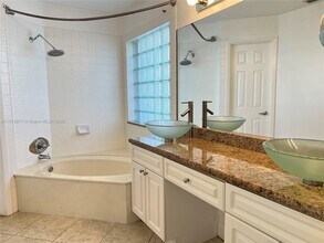 465 Somerset Way in Weston, FL - Building Photo - Building Photo