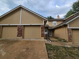 1821 NE Knollbrook St in Lee's Summit, MO - Building Photo