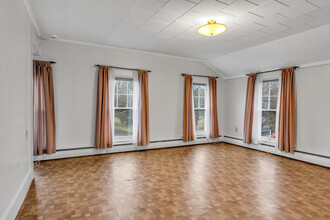 208 Boston St in Guilford, CT - Foto de edificio - Building Photo