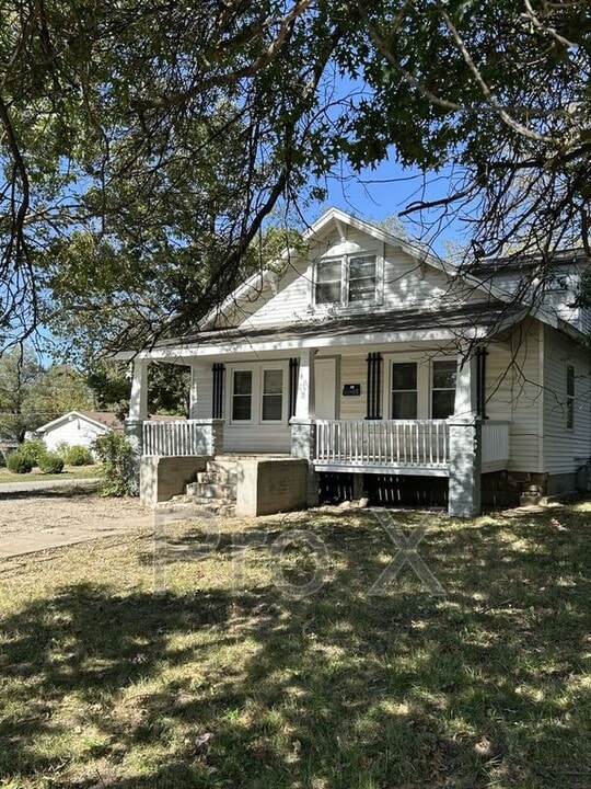 501 E Washington St in Pittsburg, KS - Building Photo