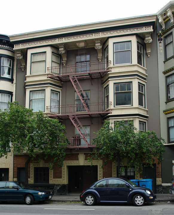 one bedroom top floor apartment in San Francisco, CA - Building Photo