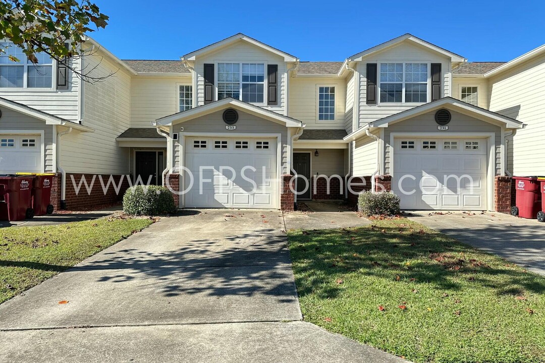 733 Majestic Dr in Crestview, FL - Foto de edificio