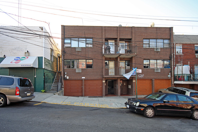 10220 Strong Ave in Flushing, NY - Building Photo - Building Photo