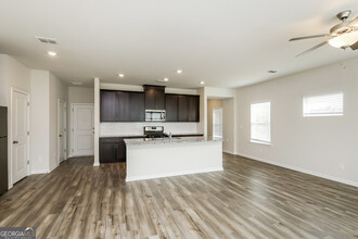 1357 Sunny Lk Dr in Lawrenceville, GA - Foto de edificio - Building Photo