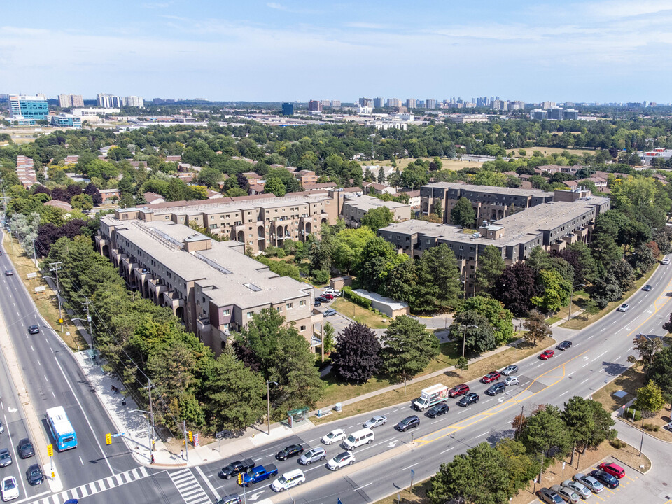 4001-4005 Don Mills Rd in Toronto, ON - Building Photo