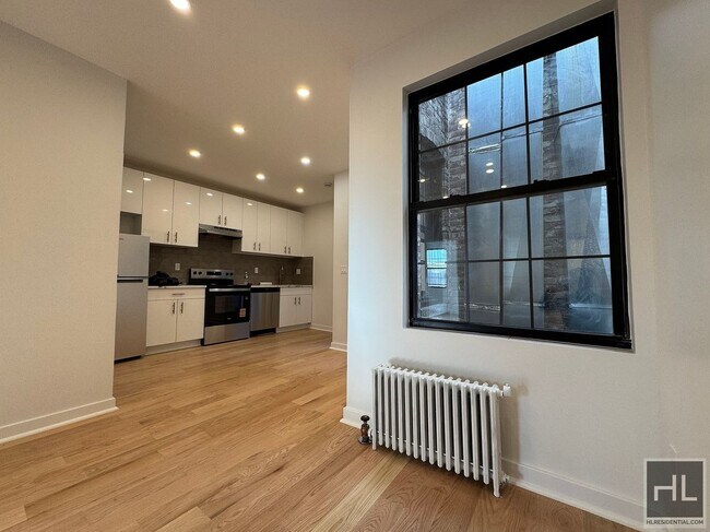 31 AVENUE in Queens, NY - Foto de edificio - Building Photo