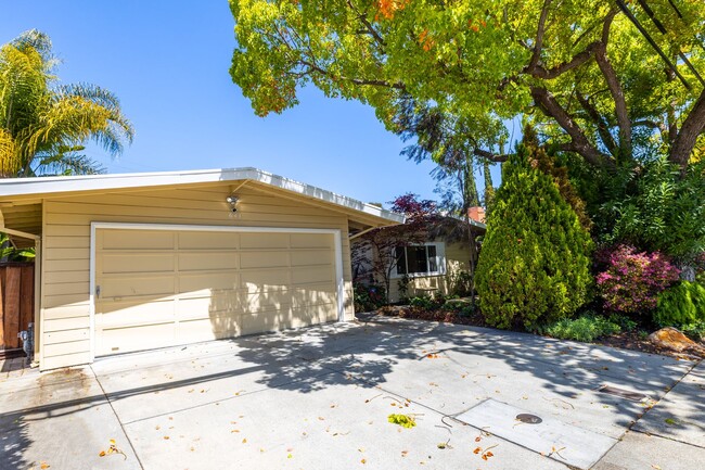 641 E Meadow Dr in Palo Alto, CA - Foto de edificio - Building Photo