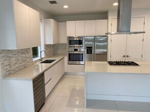 9867 NW 75th Terrace in Doral, FL - Building Photo - Building Photo