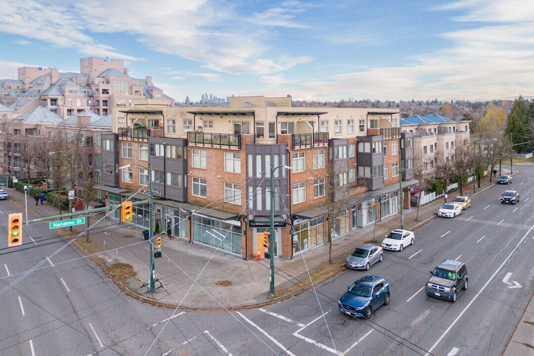 Broadway Crosssing in Vancouver, BC - Building Photo