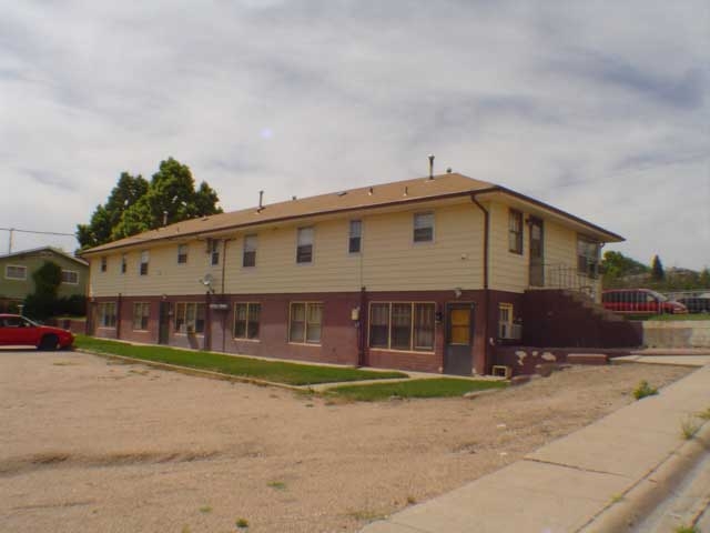 320 E 10th St in Ogallala, NE - Building Photo