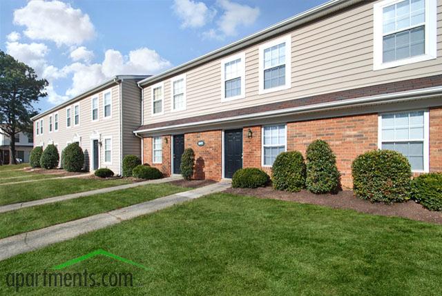 Woodbriar Apartments in Richmond, VA - Building Photo