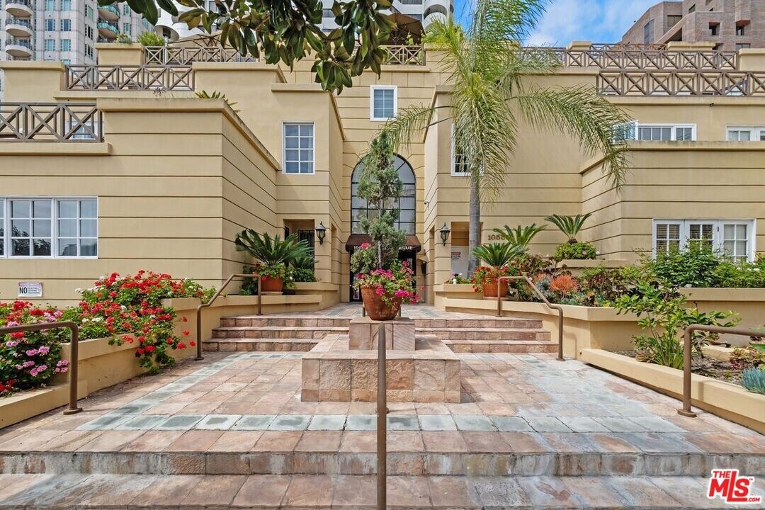 10555 Ashton Ave in Los Angeles, CA - Building Photo