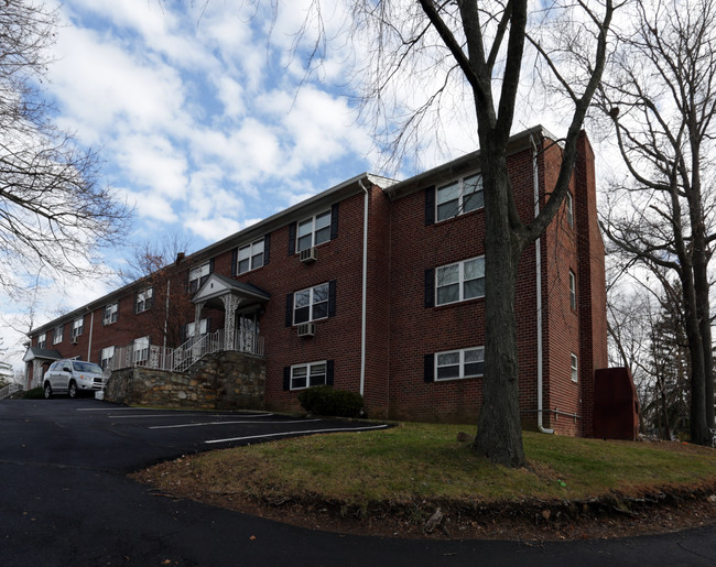 Manor House Apartments in Willow Grove, PA - Building Photo - Building Photo