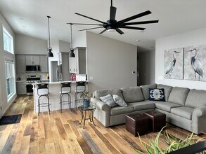 43 1st St in Windham, NH - Foto de edificio - Building Photo